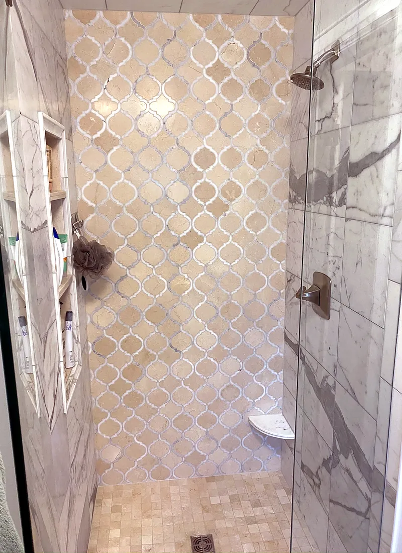 Arabesque shower: lantern mosaic with marble-look walls