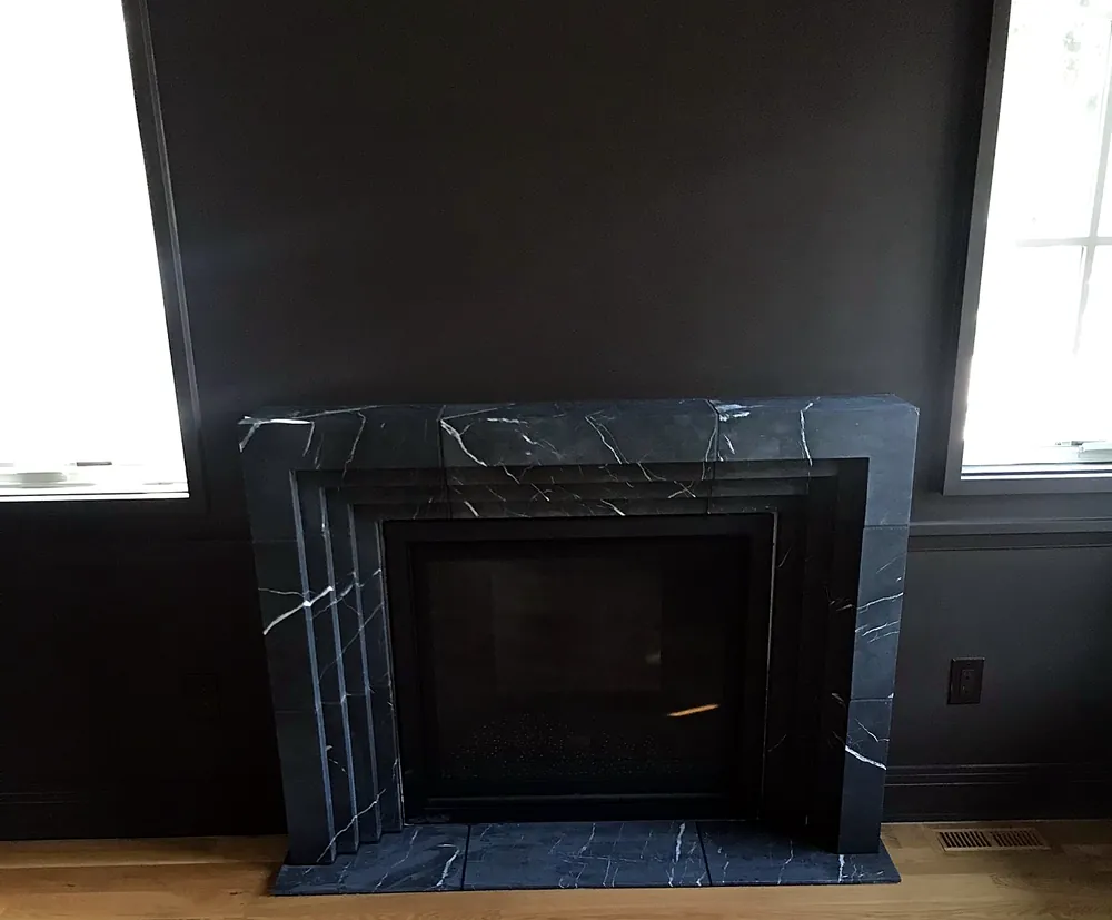 Black marble surround: veined marble with a mitered hearth